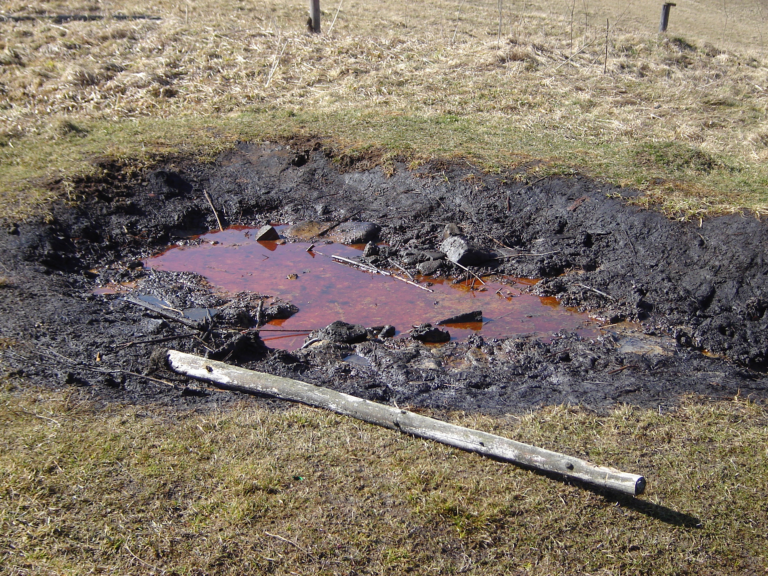 المسرى تحقق في اكتشاف النفط داخل المنازل..تحذير من العواقب