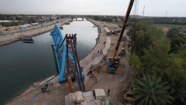 بابل … بتحدٍ كبير بناء أول جسر مقوس على شط الحلة
