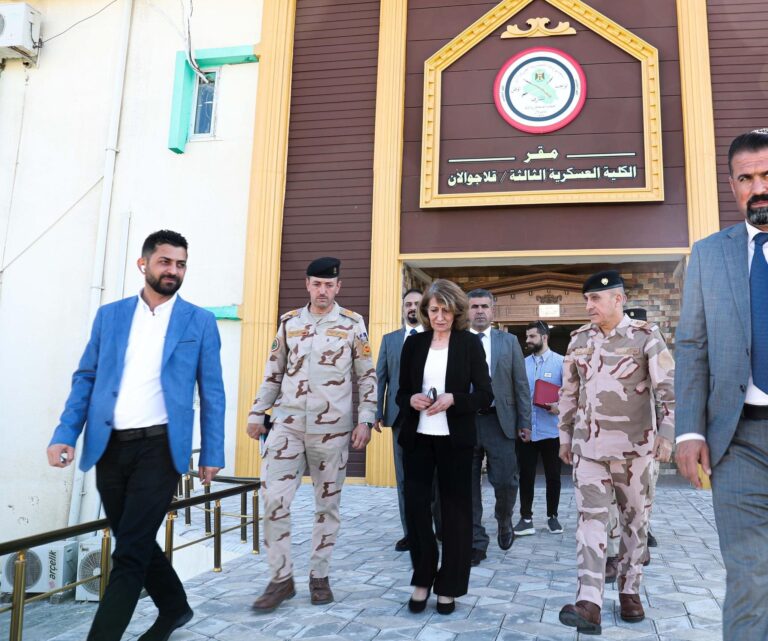 السيدة الأولى تتفقد الكلية العسكرية الثالثة