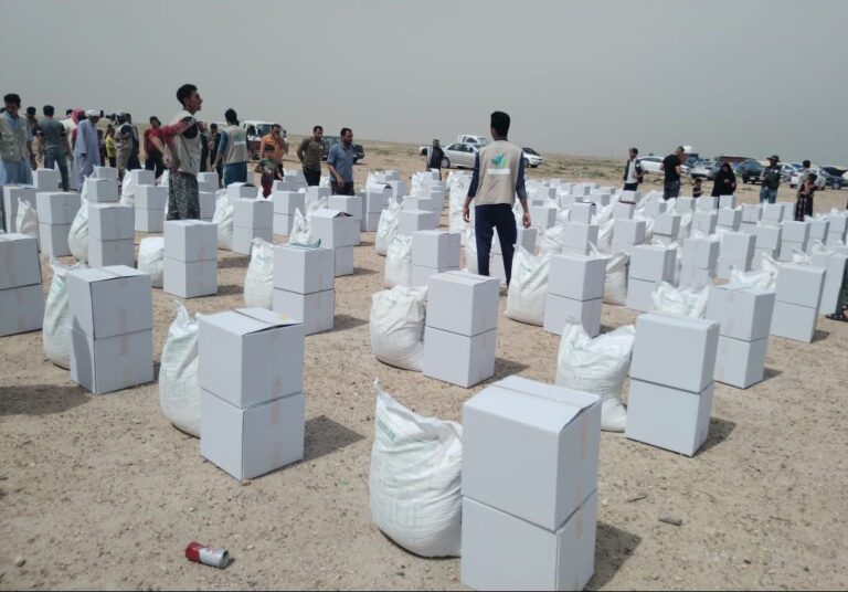 الهجرة توزع حصصاً إغاثية بين النازحين في عشوائيات بزيبز