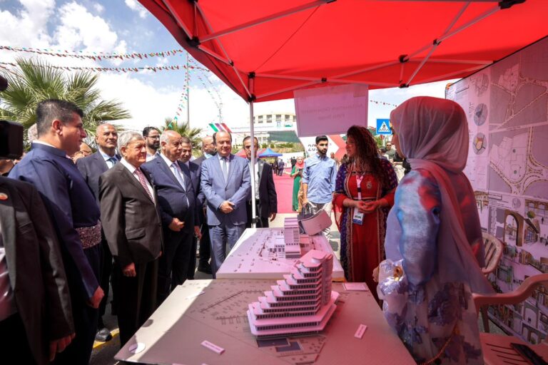 رشيد يشارك طلبة السليمانية مهرجانهم السنوي .. شجعهم على إظهار طاقاتهم