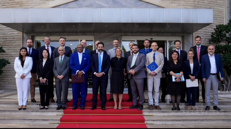 طالباني خلال اجتماع مع ممثلي 16 دولة: ضرورة وضع الخطط الستراتيجية لمواجهة التغييرات البيئية