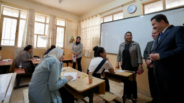 السوداني يشرف على أداء الامتحانات الوزارية للدراسة المتوسطة