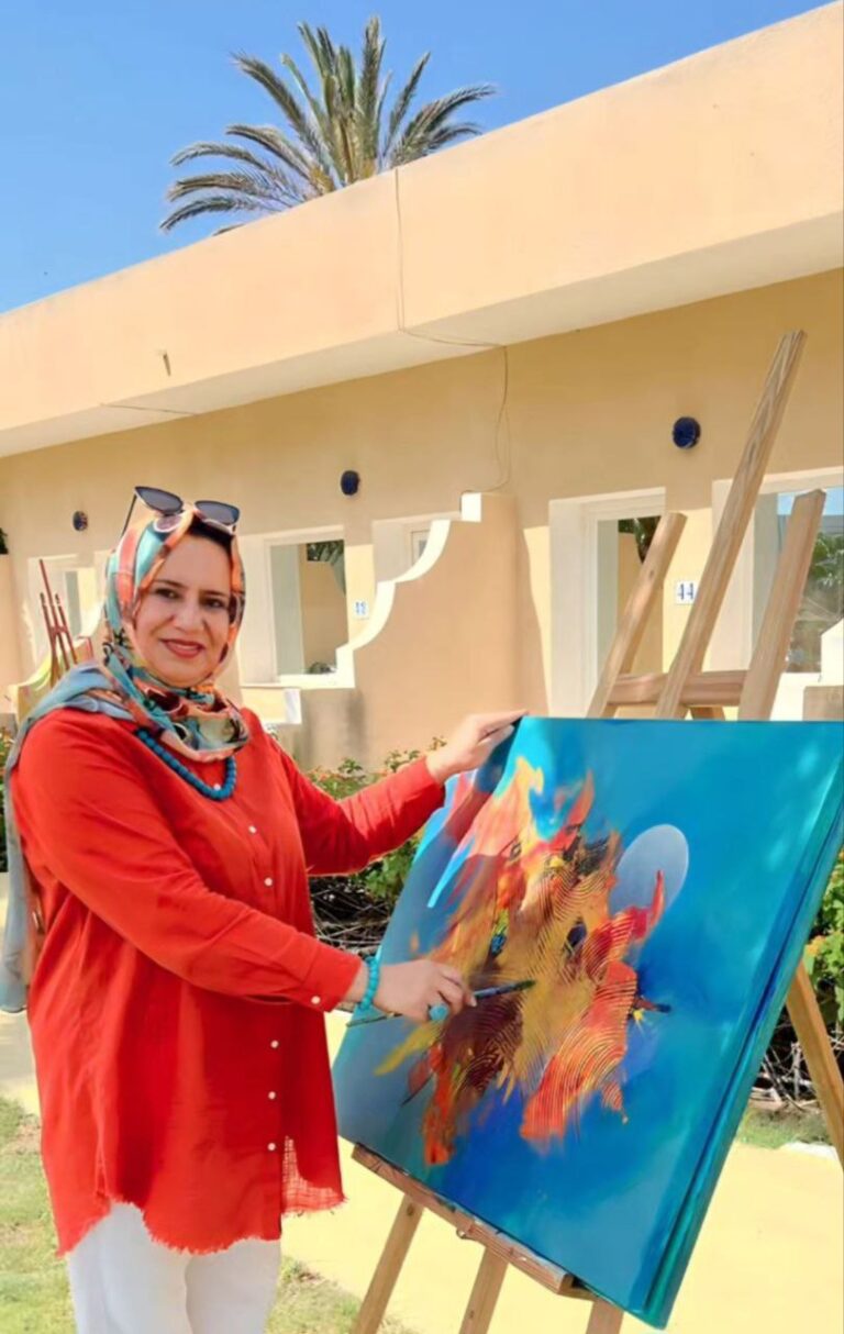 التشكيلية فاطمة العبيدي تعبر عن سرورها بفوز العراق في مهرجان دولي للفنون التشكيلية