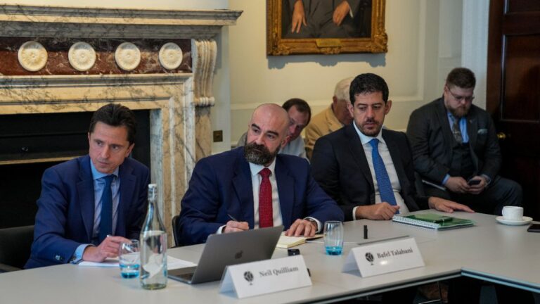 طالباني يستعرض في لندن السبل الكفيلة بحل الخلافات في العراق والإقليم