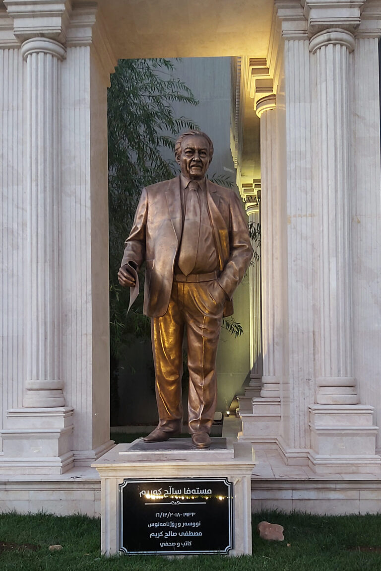 نصب تمثال للكاتب والصحفي مصطفى صالح كريم في السليمانية