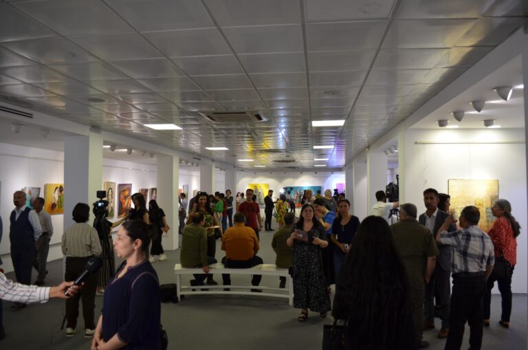 أصوات مليئة بالألوان.. تشكيليات جنوبي وغربي كوردستان بمعرض في السليمانية