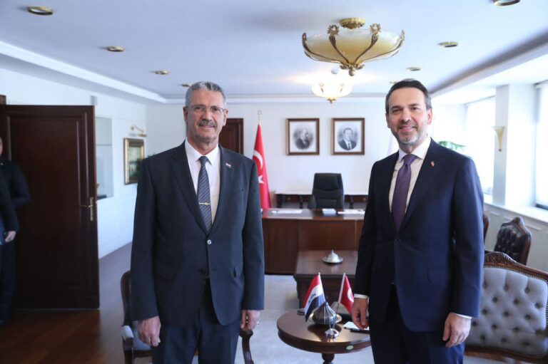 وزيرا النفط العراقي والتركي يشددان على استئناف تدفقات النفط الخام