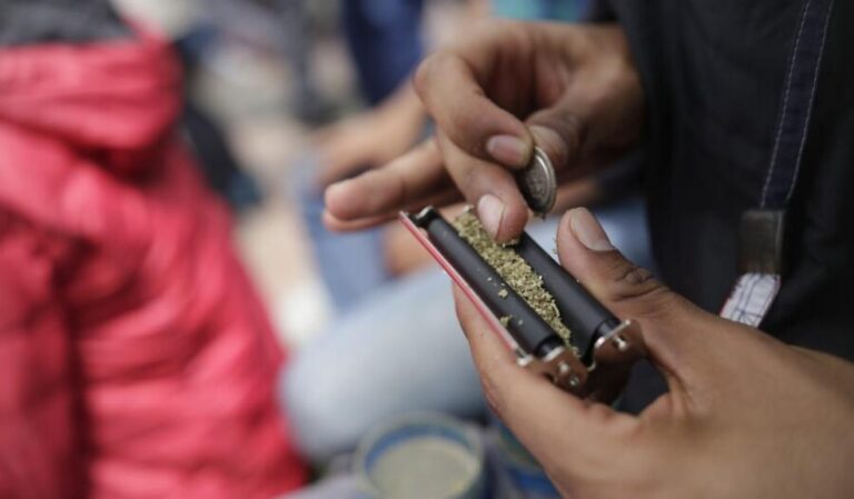 اعتقال 20 متهما بتعاطي المخدرات والإتجار بها في السليمانية