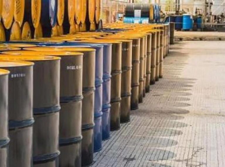 تراجع طفيف لأسعار النفط في التعاملات الآسيوية