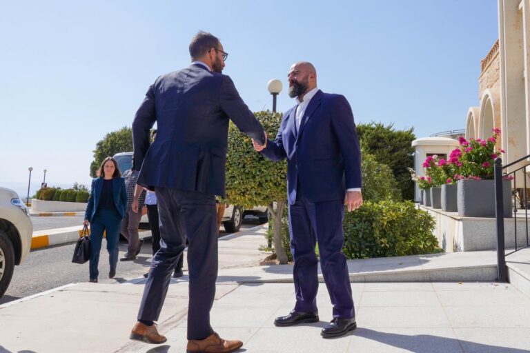 اجتماع بين طالباني والقنصل الأمريكي حول ملف بقاء القوات الأمريكية والانتخابات