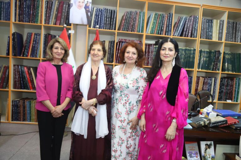 الروائية ” گەلاوێژ” تثري مكتبة الأوقاف في السليمانية بمجوعة من الكتب