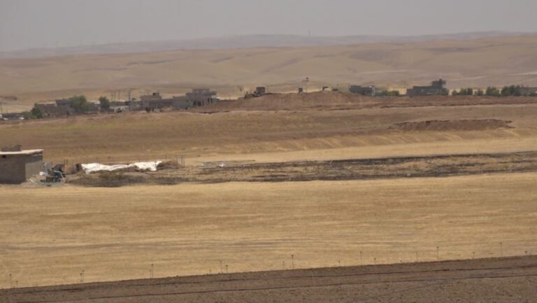 مناشدات عبر المسرى بإزالة ساتر ترابي يحرم قرى من أبسط الخدمات في نينوى