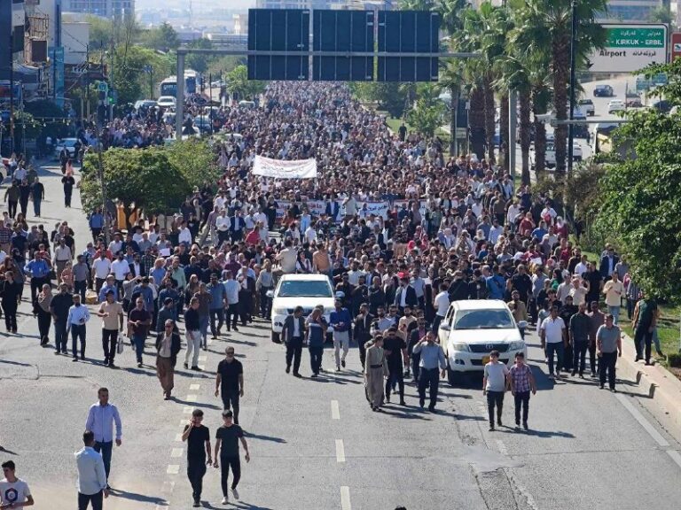 تدريسيو وموظفو السليمانية يخرجون بتظاهرة للمطالبة بحقوقهم ورواتبهم المتأخرة