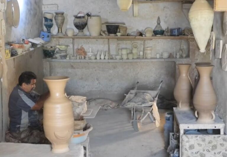 أقدم صناعة في التاريخ.. الأواني الفخارية.. مهنة مهددة بالزوال في خورماتو