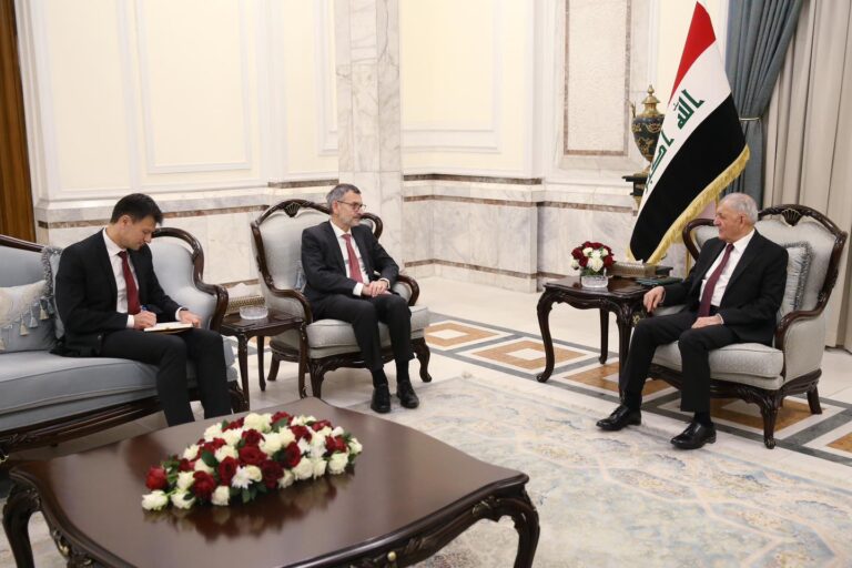 رشيد يؤكد أهمية الإسراع في حسم قضية النازحين في البلد