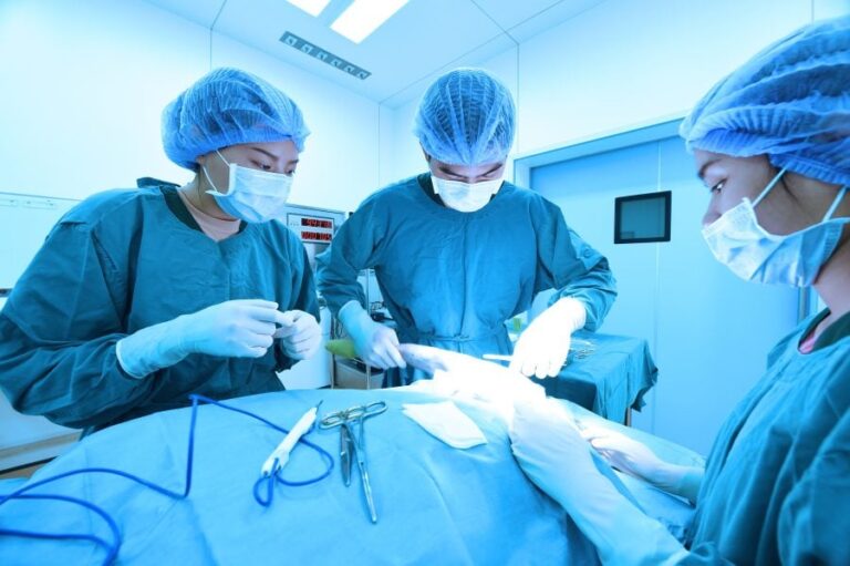 مأساة متكررة: بداءة السليمانية تقضي بسجن طبيبين بعد عملية تكميم فاشلة