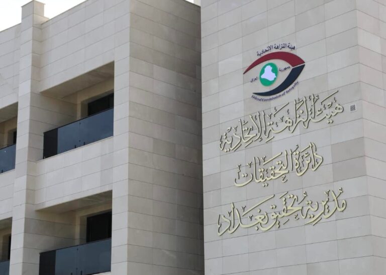 النزاهـة تضبط مرتشياً وعد أحـد المواطنـين بالتعيين