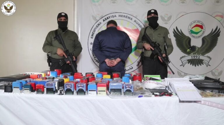 أربيل.. الإطاحة بمتهم بحوزته ٨٥ ختم مزور ووهمي