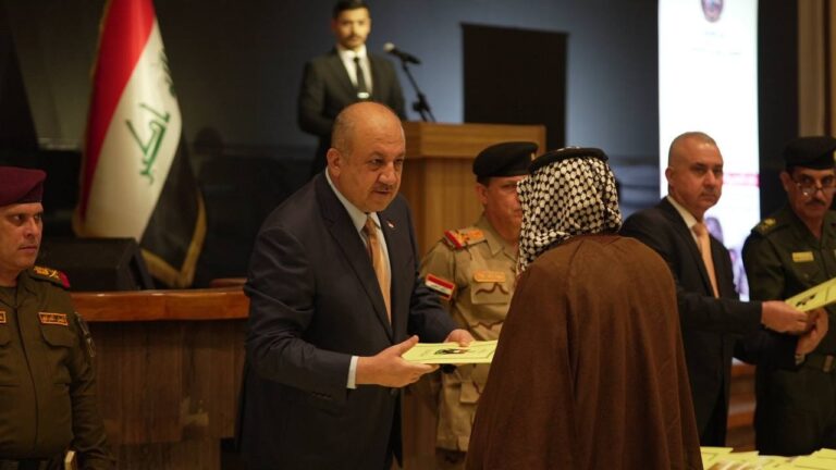 وزير الدفاع يوزع فروقات الرواتب الخاصة بشهداء سبايكر
