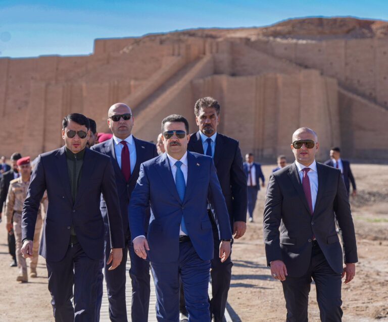 السوداني يوجه بتحديد نسبة من عقود محافظة ذي قار لخريجي الآثار