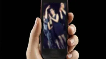 هددها بنشر صورها الخاصة أو دفع مليوني دينار لينتهي مصيره بيد الأمن