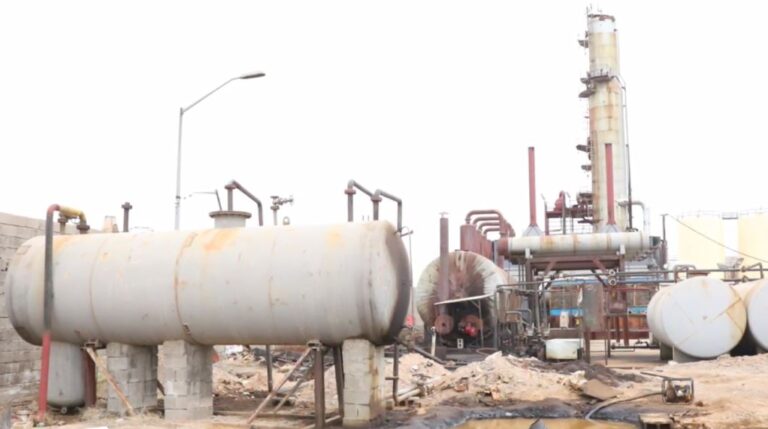 أحياء في صلاح الدين تخنقها معامل الأسفلت وتكرير النفط