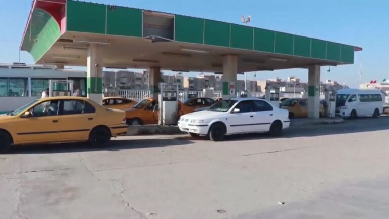 واسط .. مواطنون يحملون الحكومة المحلية تأخر العمل بالبطاقة الوقودية