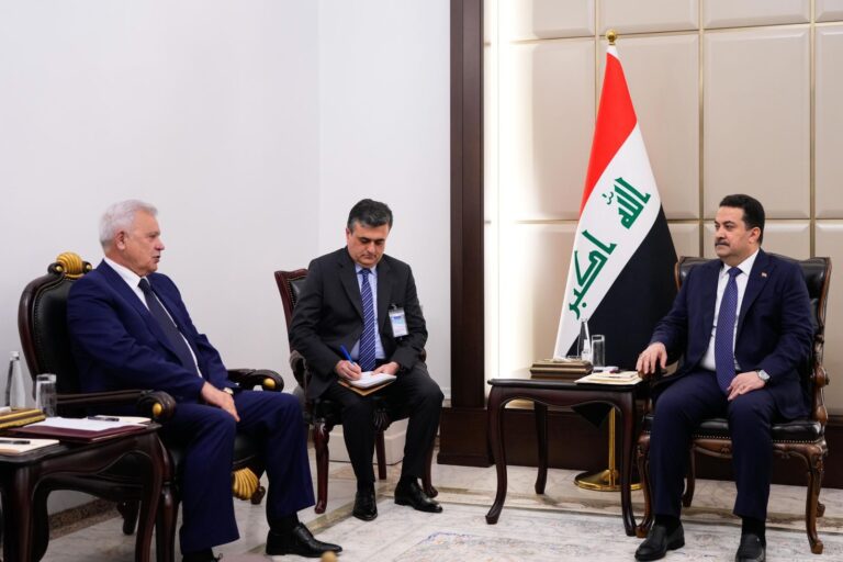 الحكومة تناقش تطوير أحد أكبر الحقول النفطية في العالم