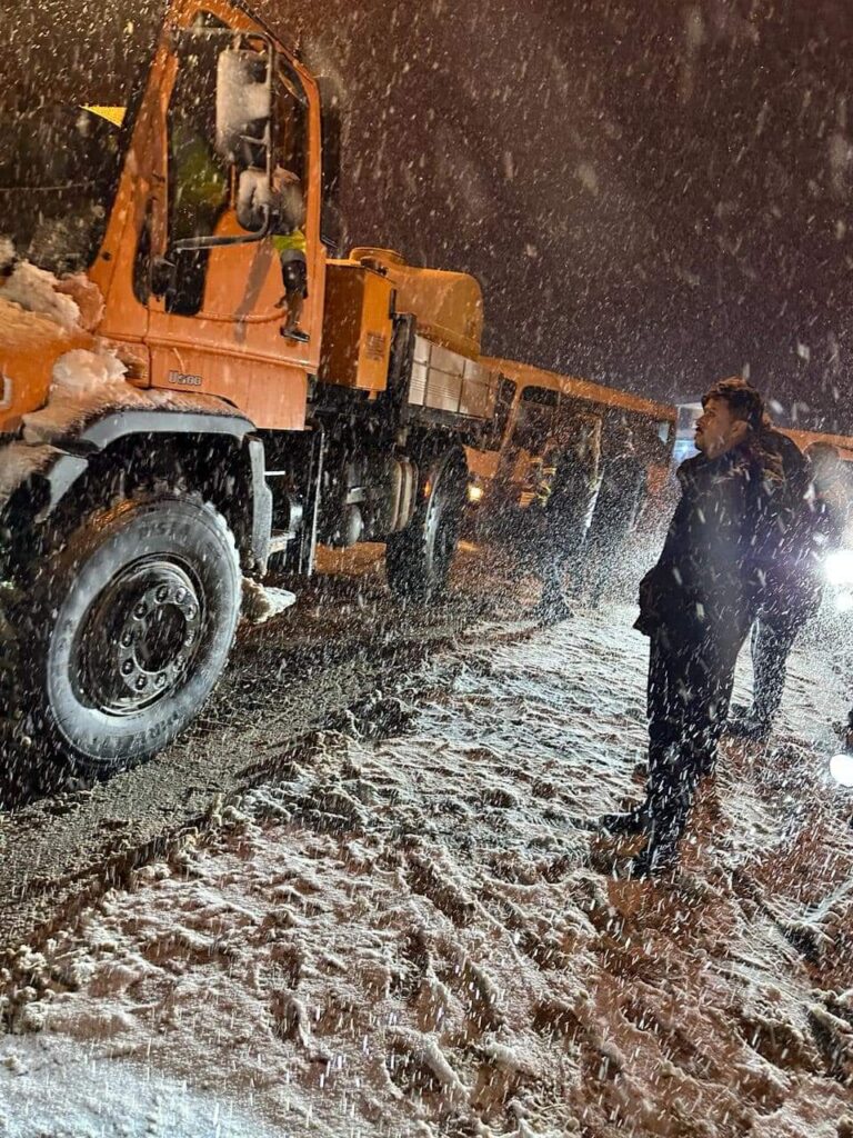 سلطات قضاء سوران بأربيل تنجح في إخلاء سياح حاصرتهم الثلوج