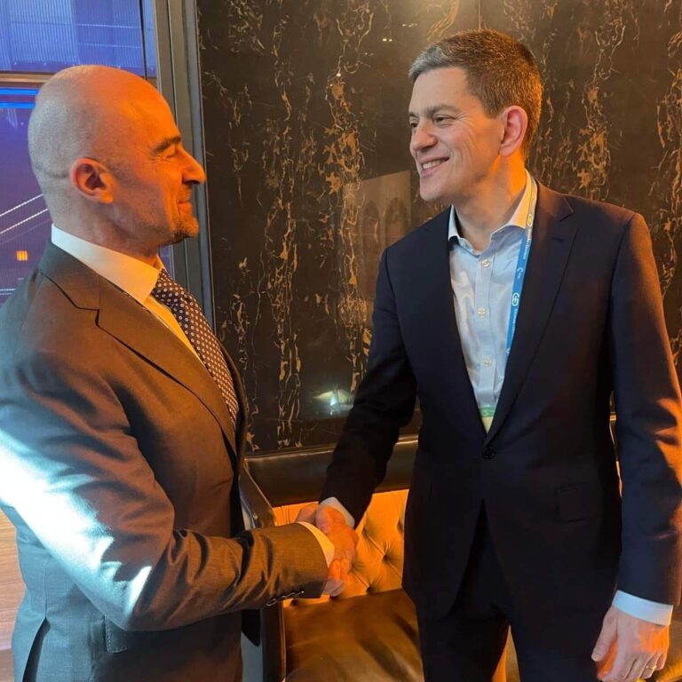 طالباني يبحث مع المدير التنفيذي للجنة الإنقاذ الدولية ديفيد ميليباند توترات المنطقة