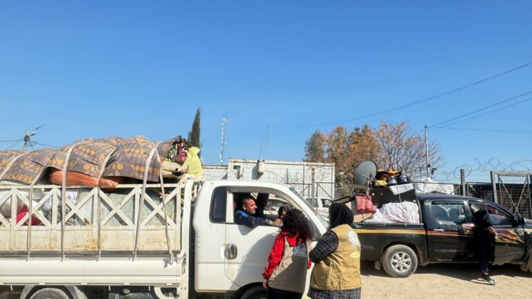 محملون بأثاثهم ومنح مالية أكثر من ٣٢٠ نازحا إيزيديا يعودون الى سنجار