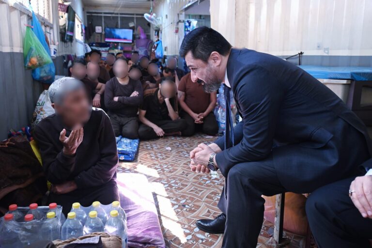 العدل توعز بتلبية المطالب الإنسانية للنزلاء في السجون الإصلاحية