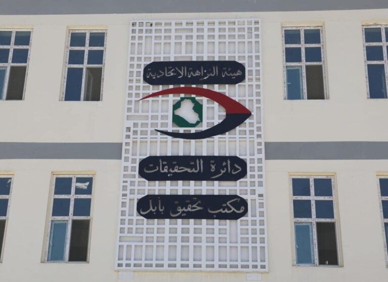 النـزاهـة توقـع ضابطــاً في وزارة الدفاع متلـبساً بالرشـوة