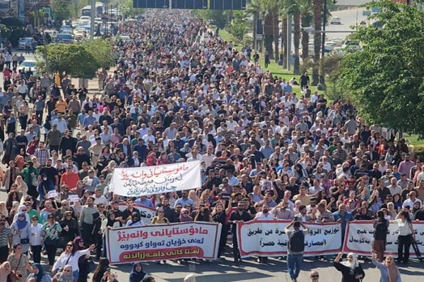 “معلمي كردستان” تخرج بمقترحات لإنهاء أزمة الرواتب