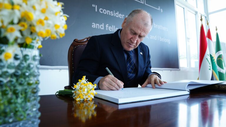 السفير الأسترالي يضع إكليلا من الورد على ضريح طالباني