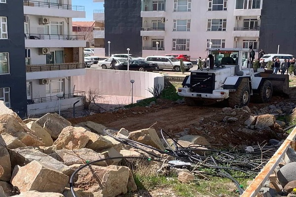 بلدية السليمانية تزيل سياج مجمع متجاوز على أراضي المواطنين