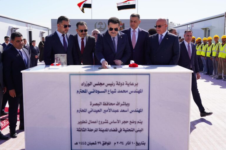 رئيس الوزراء يضع حجر الأساس لمشروع أعمال تطوير البنى التحتية في قضاء المدينة بالبصرة