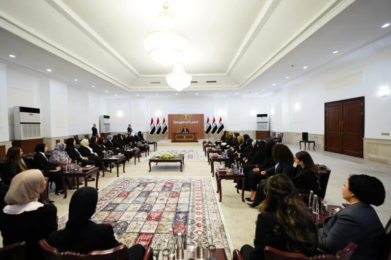 رئيس الوزراء يؤكد أن المرأة كانت حاضرة في معظم محاور البرنامج الحكومي