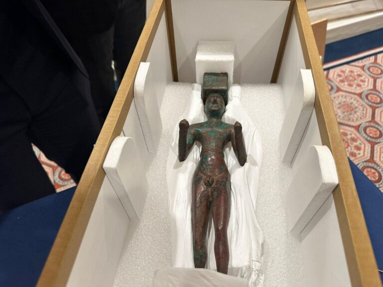 رئيس الوزراء يتسلّم قطعة أثرية تعود إلى العصر السومري ويؤكد السعي لإستعادة باقي الآثار