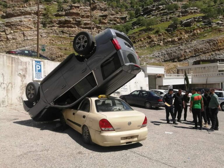 سيارة تتدحرج من مرآب في مصيف كلي علي بيك وتسقط فوق أخرى