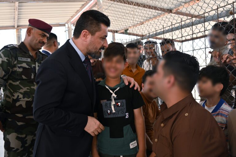 خلال زيارة ميدانية.. وزير العدل يوجه بتوفير مستلزمات نزلاء سجن الكرخ