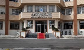 العمل تعلن البدء بنقل 37 ألف من الرعاية الاجتماعية إلى عقود بالداخلية