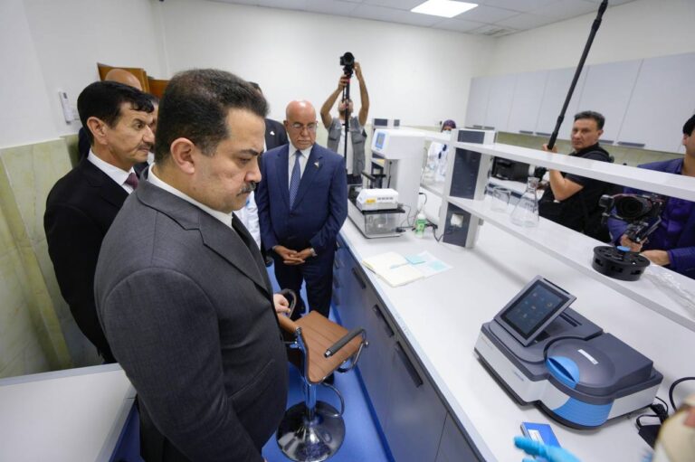 السوداني يفتتح مختبر الرقابة والبحوث الدوائية في النجف