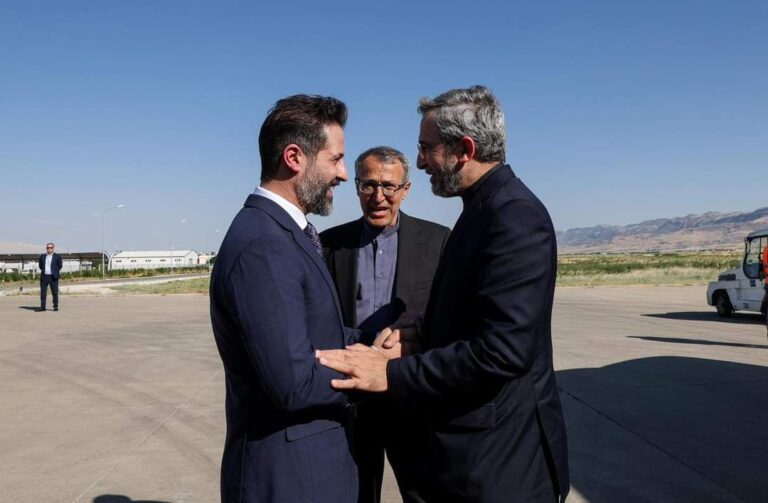 طالباني وباقري يؤكدان أهمية العمل المشترك لتعزيز العلاقات بين الإقليم وإيران