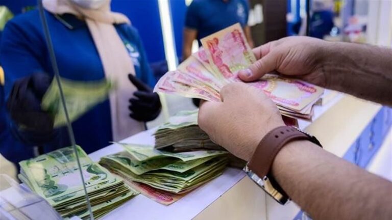 المالية تعلن المباشرة بصرف رواتب المتقاعدين