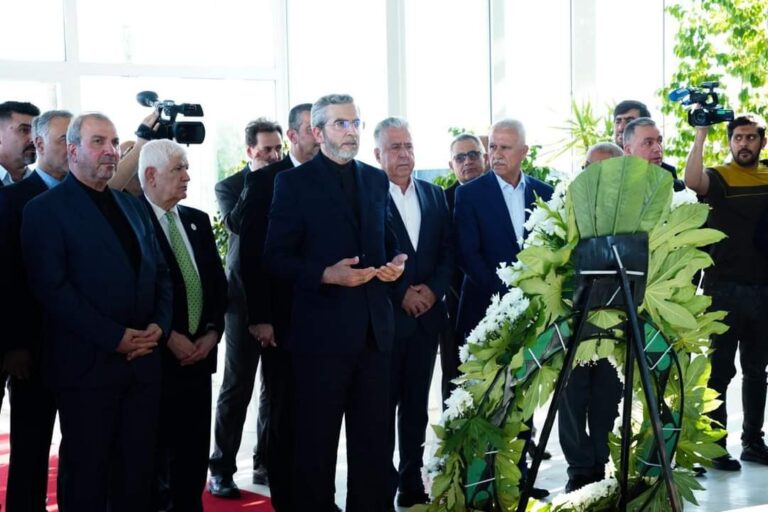 وزير الخارجية الإيراني علي باقري يضع إكليلا من الورد على ضريح مام جلال