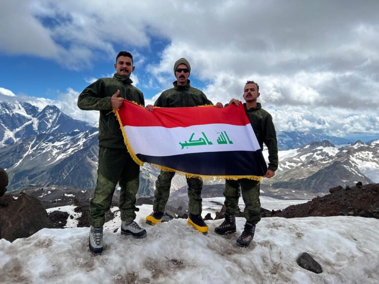 القوات الخاصة العراقية تتسلق عاشر أعلى قمة جبلية في العالم