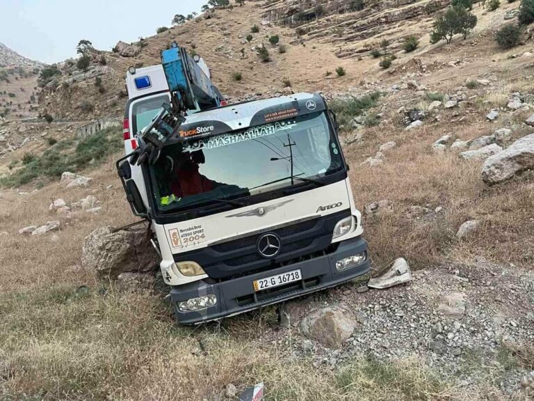 شاحنة “كرين” تفقد السيطرة وتصطدم بـ6 سيارات مخلفة خسائر مادية كبيرة