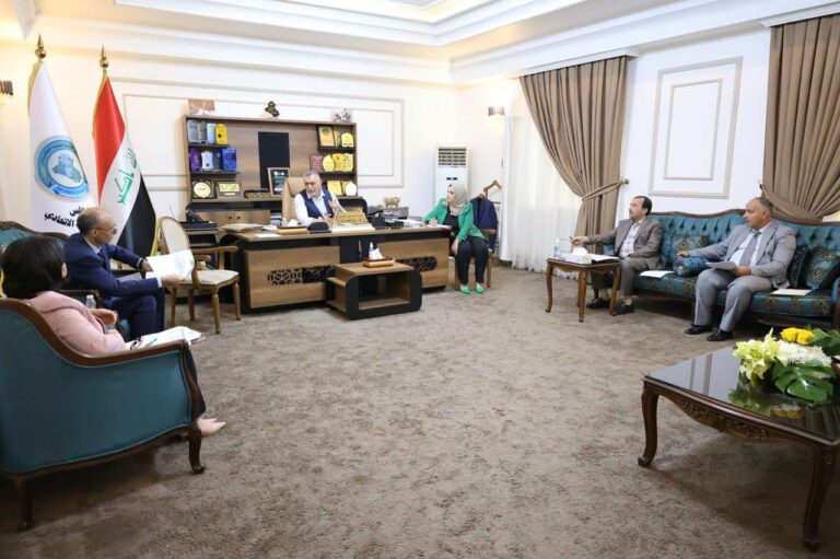 مجلس الخدمة: تعيين أكثر من (560) قيداً لحملة الشهادات العليا والأوائل